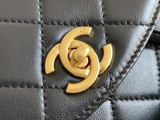 Chanel Deri Kapaklı Tasarımcı Marka Sırt Çantası 1994-1996 Elmas Kapitoneli Kadın