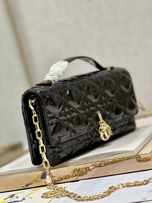 Markalı Lady Dior Patent Clutch Küçük İnci Siyah Kapaklı