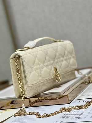 Markalı Lady Dior Patent Clutch Küçük İnci Siyah Kapaklı