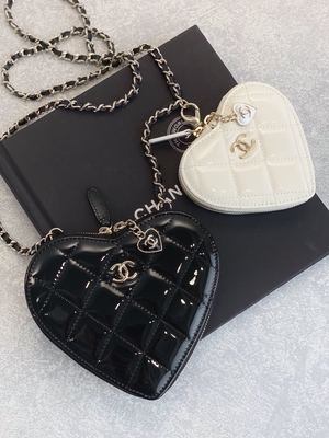 Zincirli Lake Dana Derisi Preloved Markalı Çanta Altın Rengi Metal Siyah Beyaz