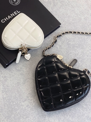 Zincirli Lake Dana Derisi Preloved Markalı Çanta Altın Rengi Metal Siyah Beyaz