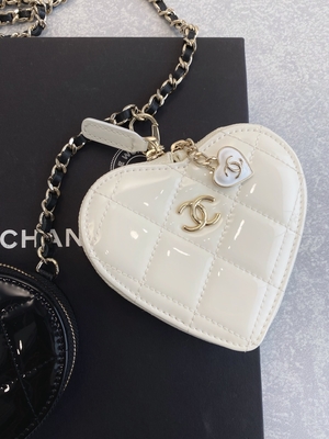 Zincirli Lake Dana Derisi Preloved Markalı Çanta Altın Rengi Metal Siyah Beyaz