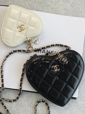 Zincirli Lake Dana Derisi Preloved Markalı Çanta Altın Rengi Metal Siyah Beyaz