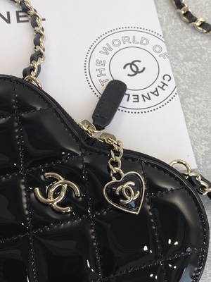 Zincirli Lake Dana Derisi Preloved Markalı Çanta Altın Rengi Metal Siyah Beyaz